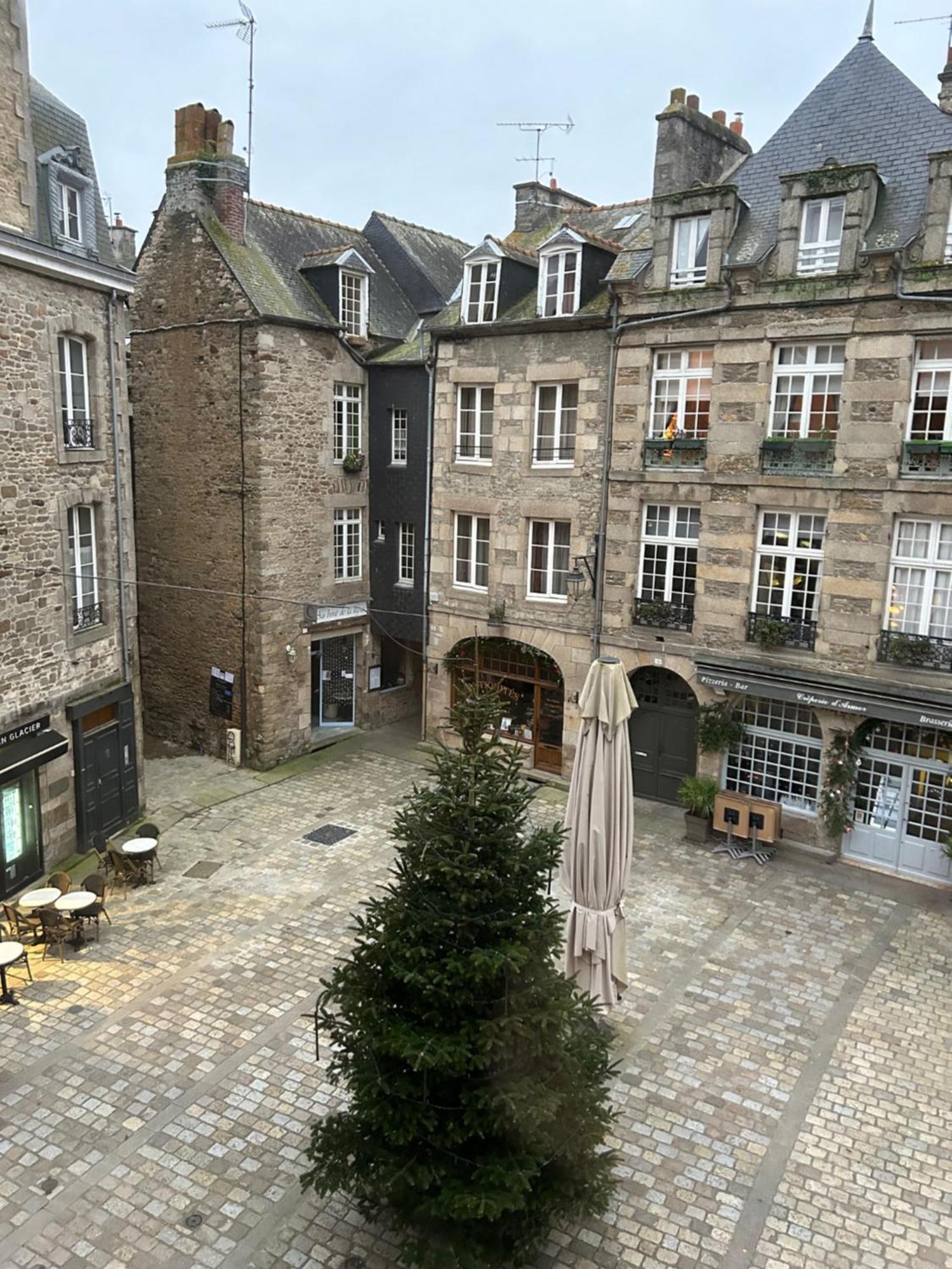 Spacieux Appartement Au Coeur Du Centre Historique De Dinan Extérieur photo