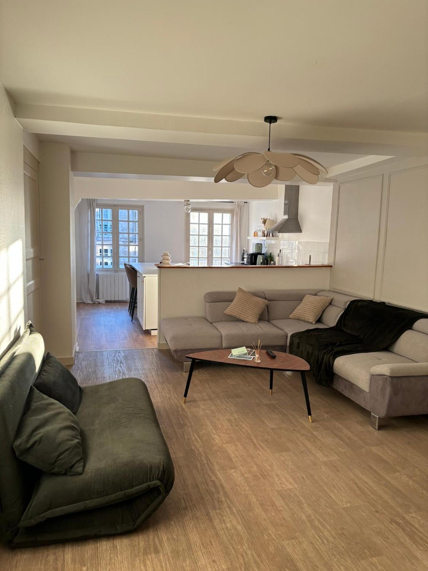 Spacieux Appartement Au Coeur Du Centre Historique De Dinan Extérieur photo